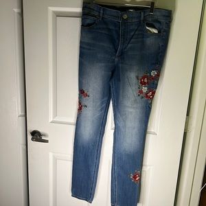 Womens Express flowered embroidery stretchy jeans!